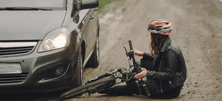 woman-crashed-into-car-girl-helmet